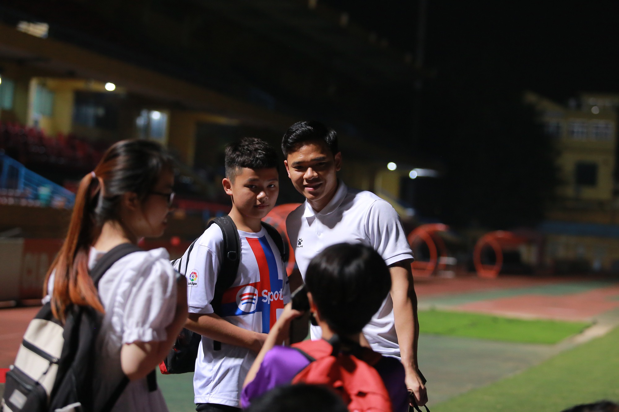 Dàn sao của CLB CAHN và Nam Định bị fan vây sau trận đấu - Ảnh 10.