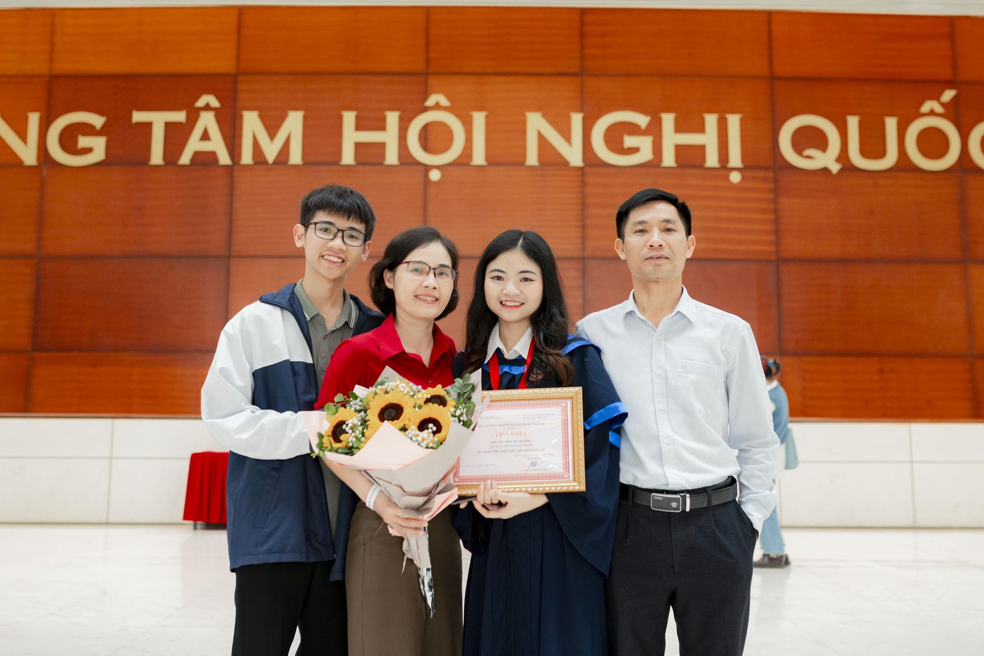 Thủ khoa Ngoại thương tốt nghiệp sớm với điểm GPA gần tuyệt đối, là &quot;tay săn học bổng&quot; cừ khôi - Ảnh 3.