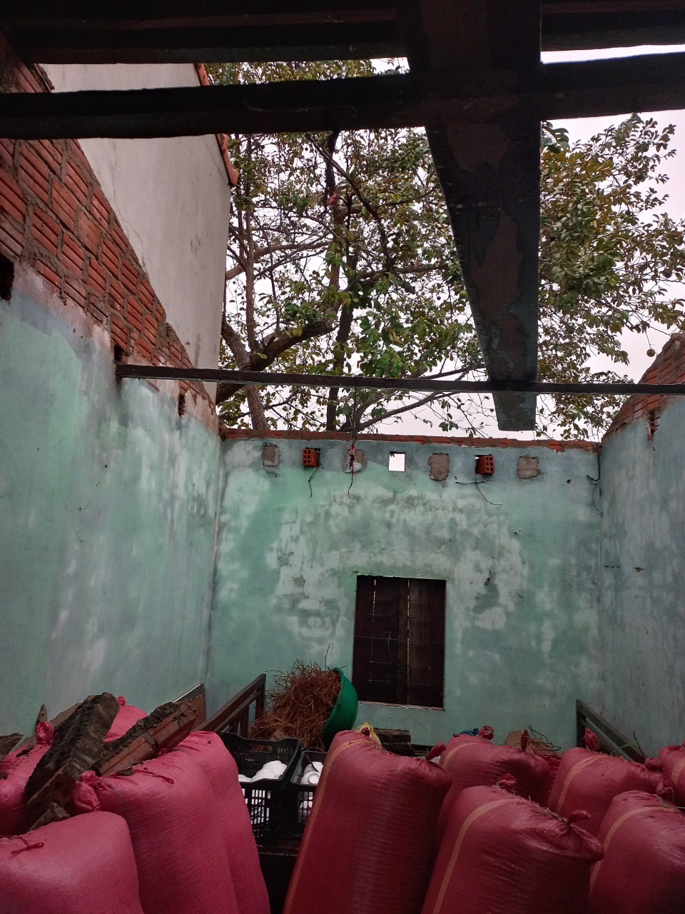 Mưa dông ở Gia Lai, hàng trăm căn nhà bị tốc mái - Ảnh 1.