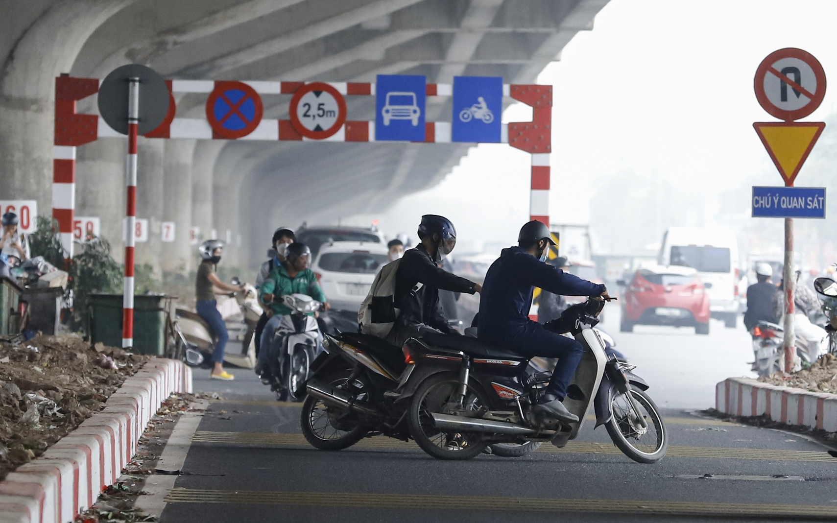 Đá vỉa hè đường Nguyễn Xiển nát tươm, Hà Nội sẽ đầu tư hơn 29 tỷ đồng để cải tạo- Ảnh 17.