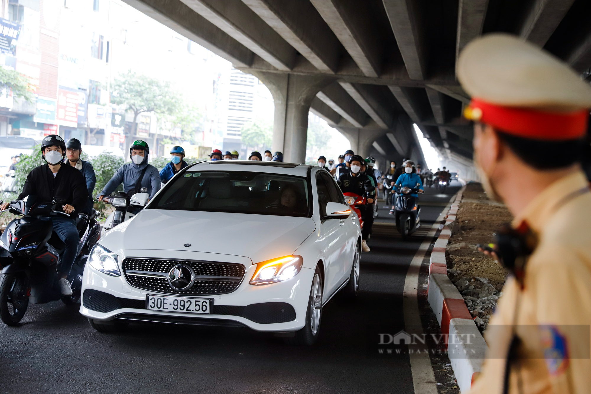 Xe máy đi ngược chiều, quay đầu bỏ chạy khi thấy chốt CSGT tại đường Nguyễn Xiển mở rộng - Ảnh 2.