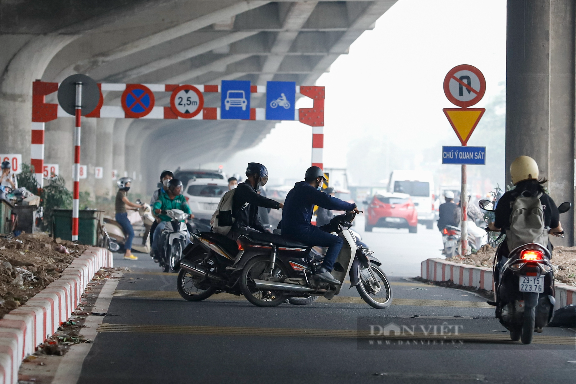 Xe máy đi ngược chiều, quay đầu bỏ chạy khi thấy chốt CSGT tại đường Nguyễn Xiển mở rộng - Ảnh 3.