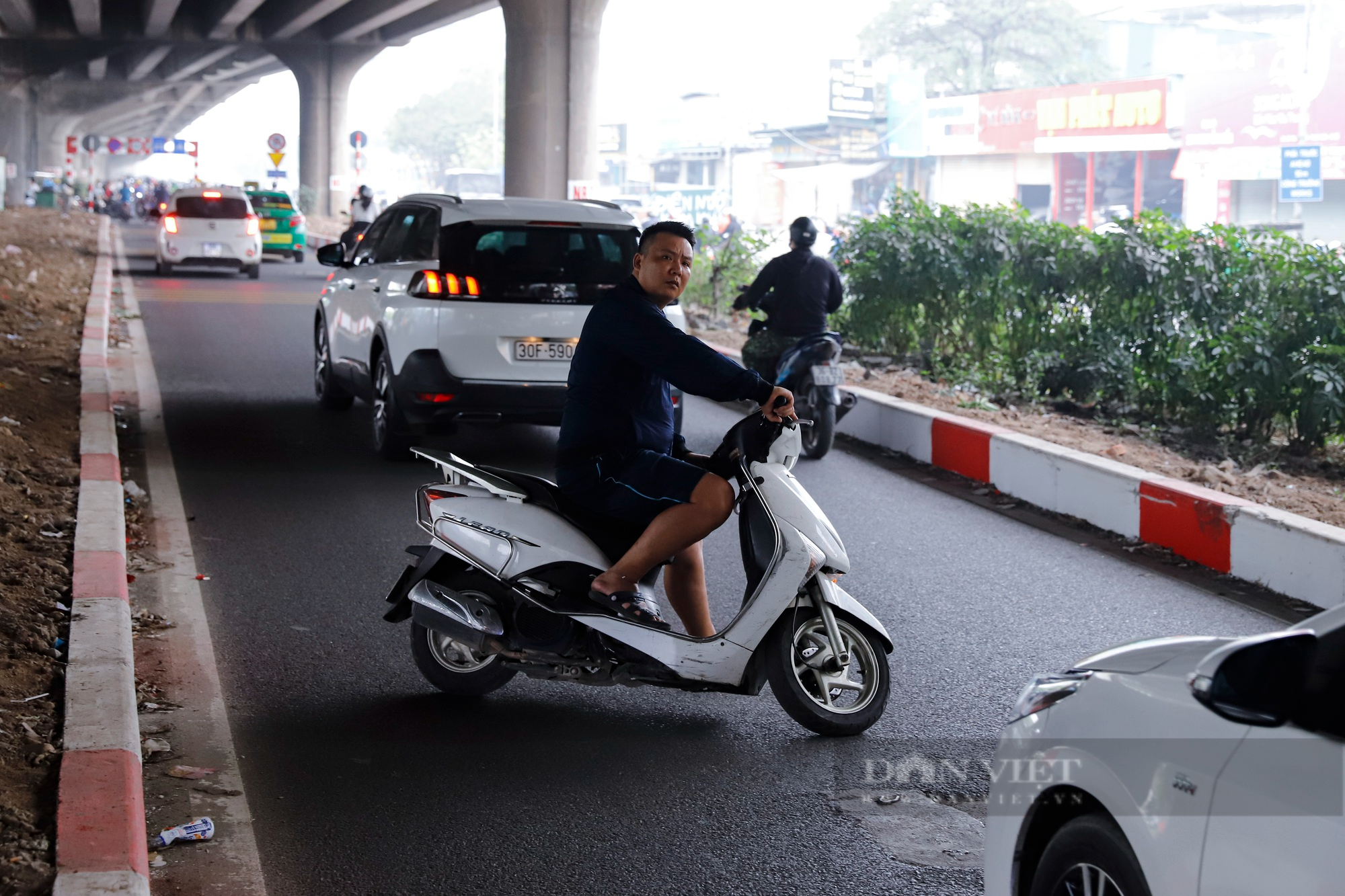Xe máy đi ngược chiều, quay đầu bỏ chạy khi thấy chốt CSGT tại đường Nguyễn Xiển mở rộng - Ảnh 4.