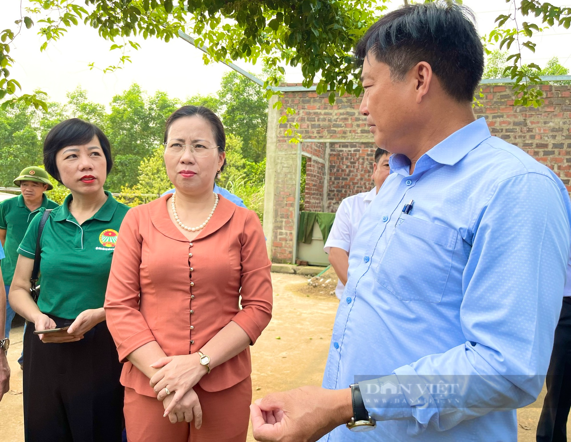 Phó Chủ tịch TƯ Hội NDVN Bùi Thị Thơm ấn tượng với mô hình cây ăn quả ở Quảng Bình- Ảnh 3.