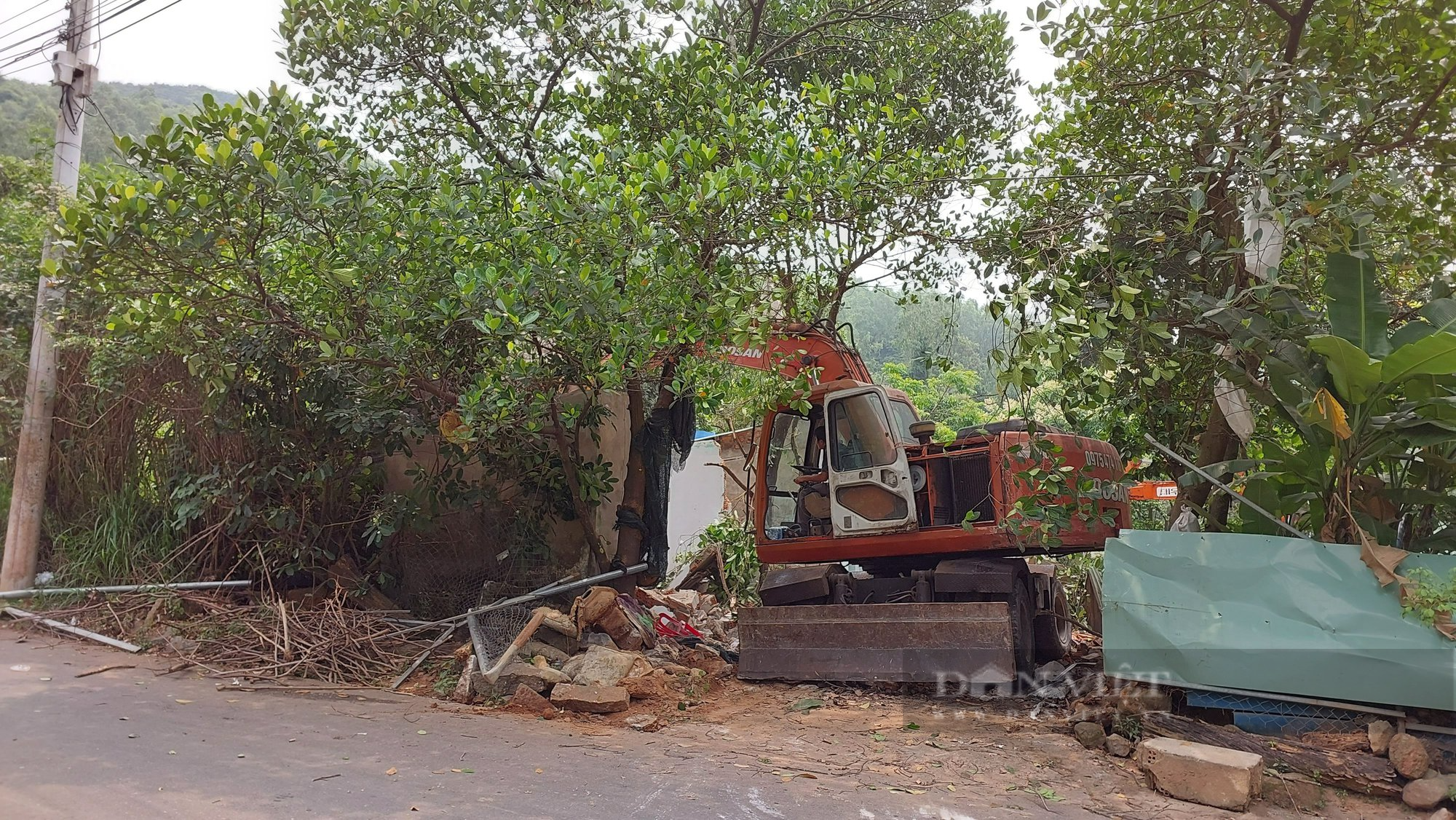 Đà Nẵng: Huy động xe múc cùng hàng chục người &quot;dẹp&quot; công trình trái phép trên bán đảo Sơn Trà - Ảnh 4.