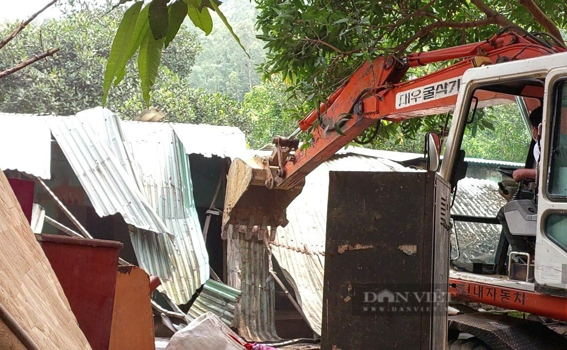 Đà Nẵng: Huy động xe múc cùng hàng chục người &quot;dẹp&quot; công trình trái phép trên bán đảo Sơn Trà - Ảnh 5.