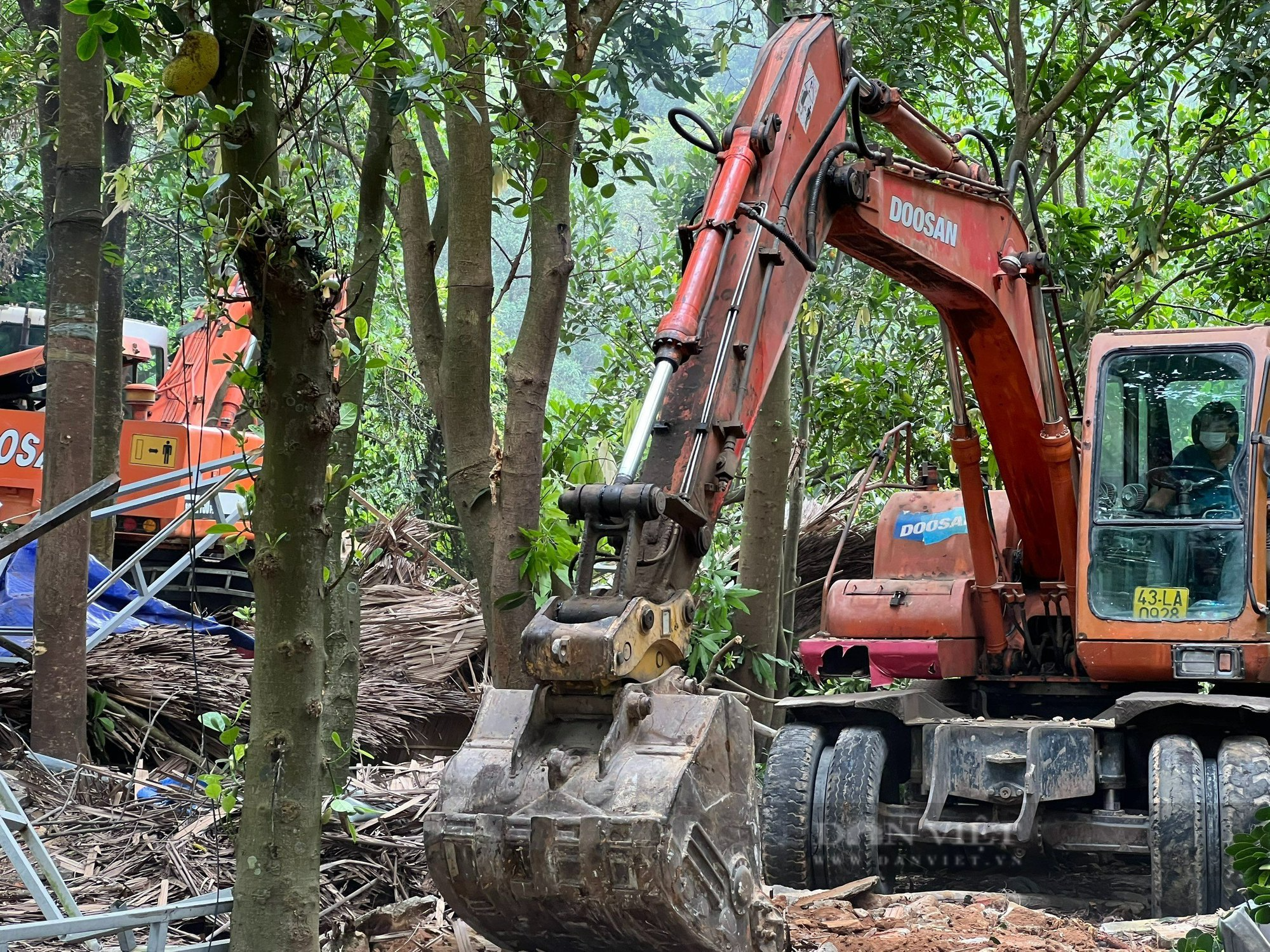 Đà Nẵng: Huy động xe múc cùng hàng chục người &quot;dẹp&quot; công trình trái phép trên bán đảo Sơn Trà - Ảnh 7.