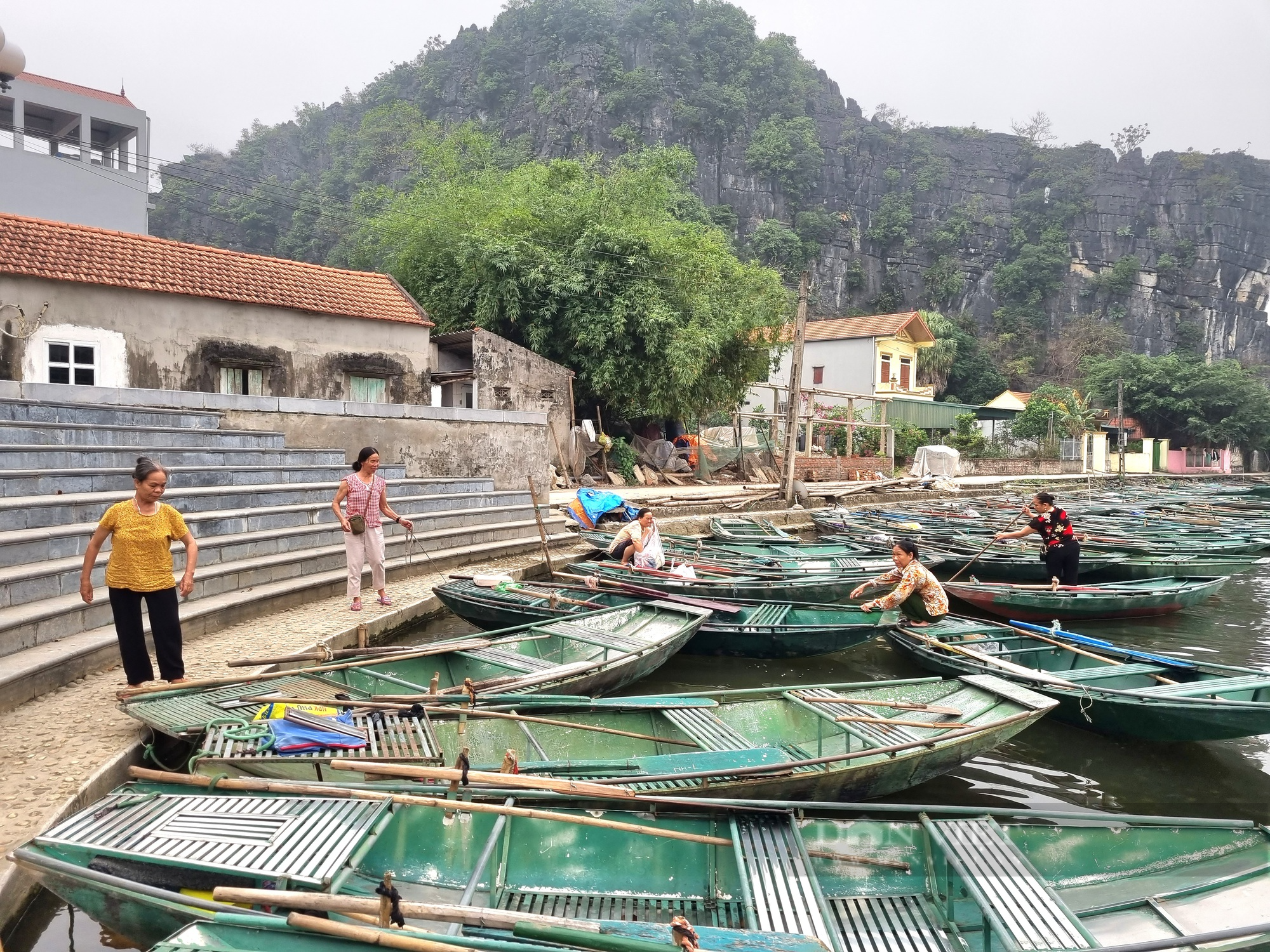 Nông dân Ninh Bình làm hướng dẫn viên, chèo đò bằng chân khiến khách Tây bất ngờ - Ảnh 2.