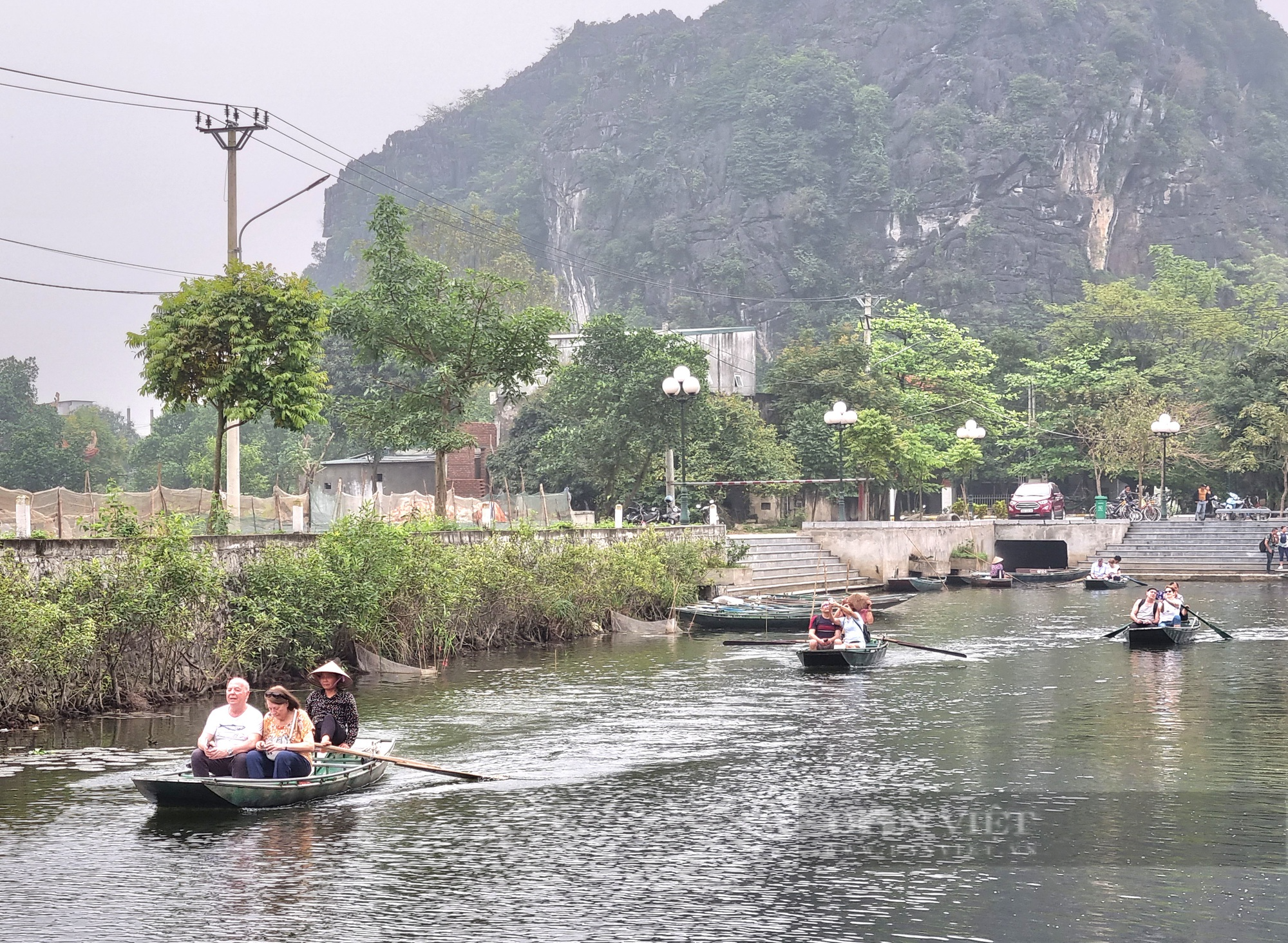 Nông dân Ninh Bình làm hướng dẫn viên, chèo đò bằng chân khiến khách Tây bất ngờ - Ảnh 6.