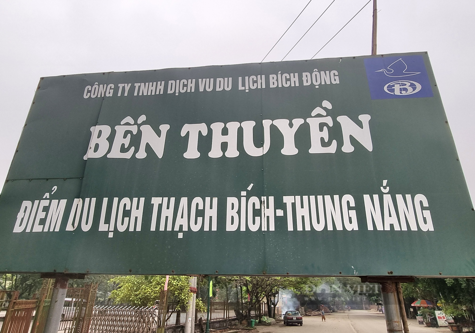 Nông dân Ninh Bình làm hướng dẫn viên, chèo đò bằng chân khiến khách Tây bất ngờ - Ảnh 7.