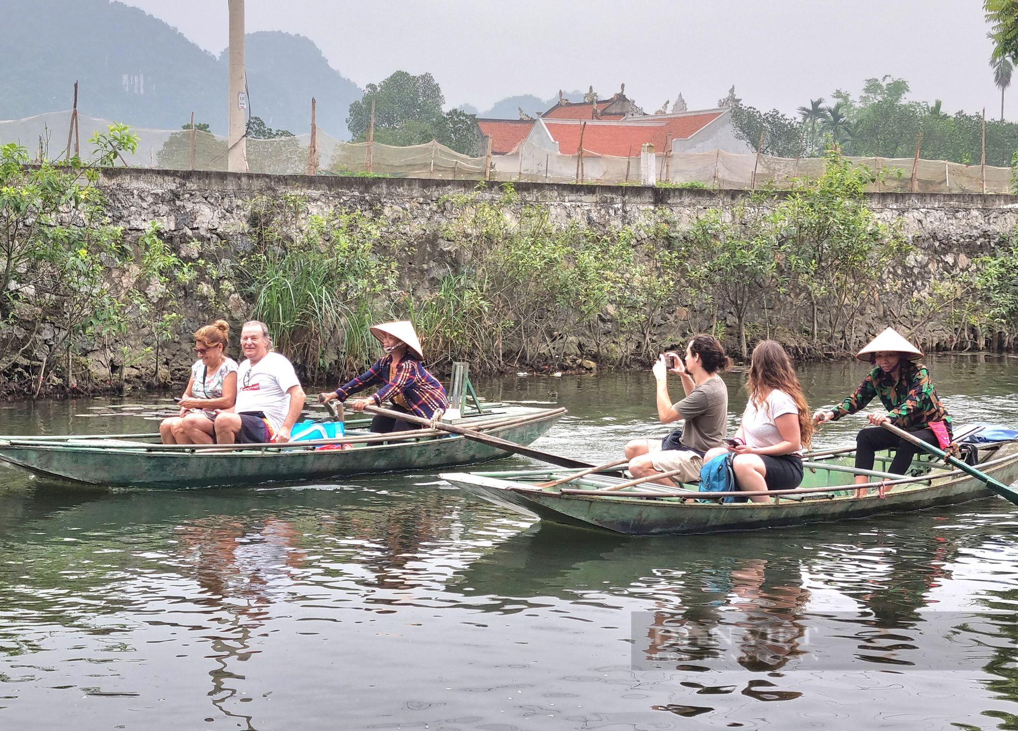 Nông dân Ninh Bình làm hướng dẫn viên, chèo đò bằng chân khiến khách Tây bất ngờ - Ảnh 8.