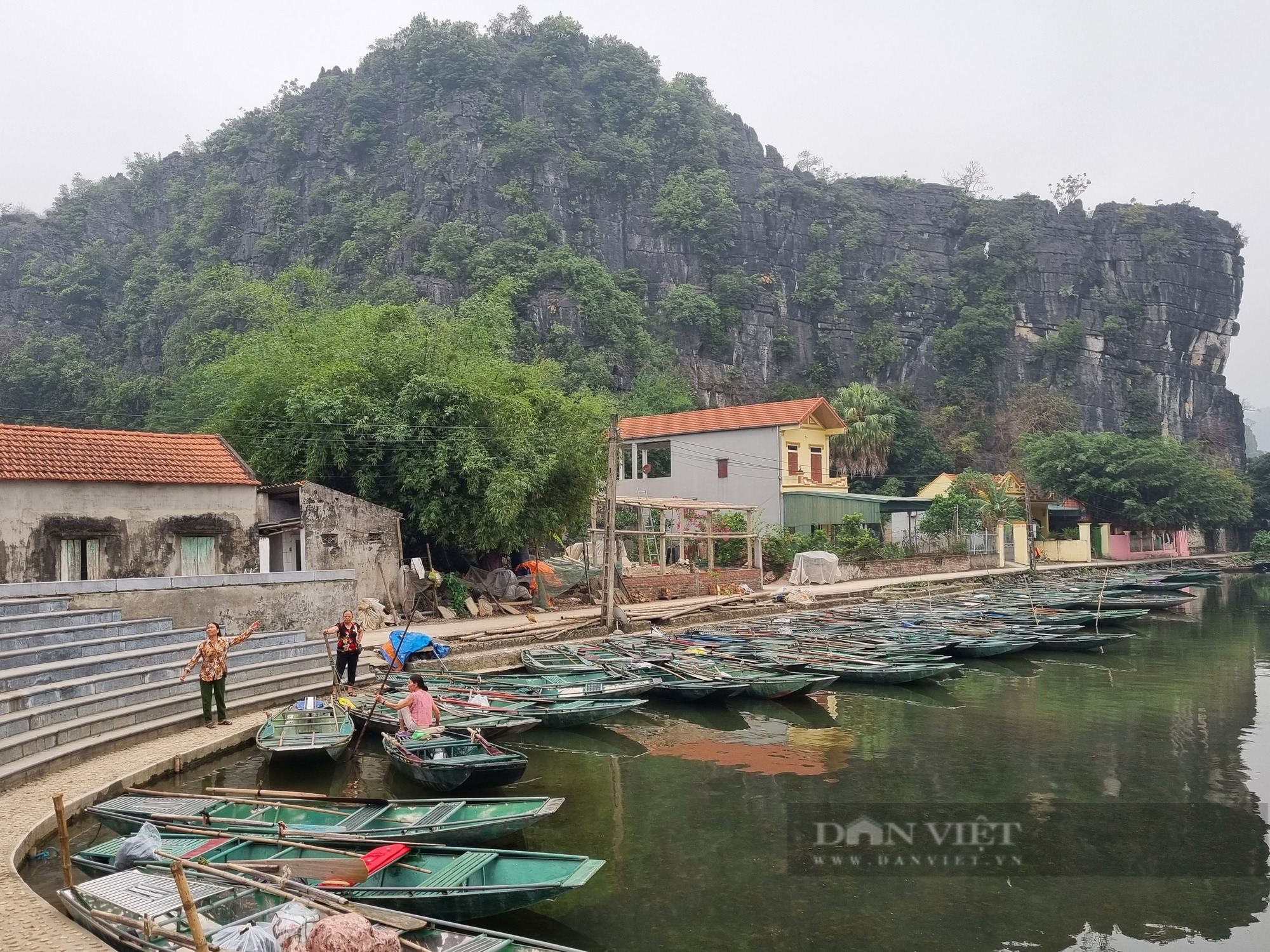 Nông dân Ninh Bình làm hướng dẫn viên, chèo đò bằng chân khiến khách Tây bất ngờ - Ảnh 9.