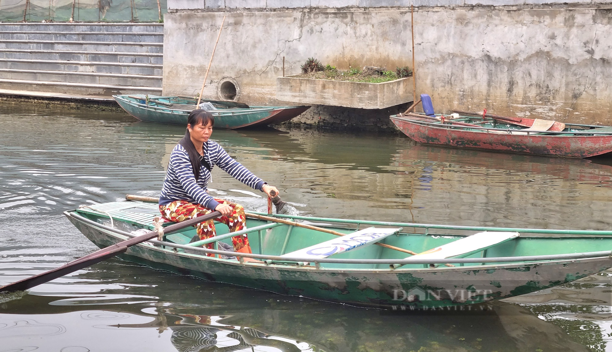 Nông dân Ninh Bình làm hướng dẫn viên, chèo đò bằng chân khiến khách Tây bất ngờ - Ảnh 11.