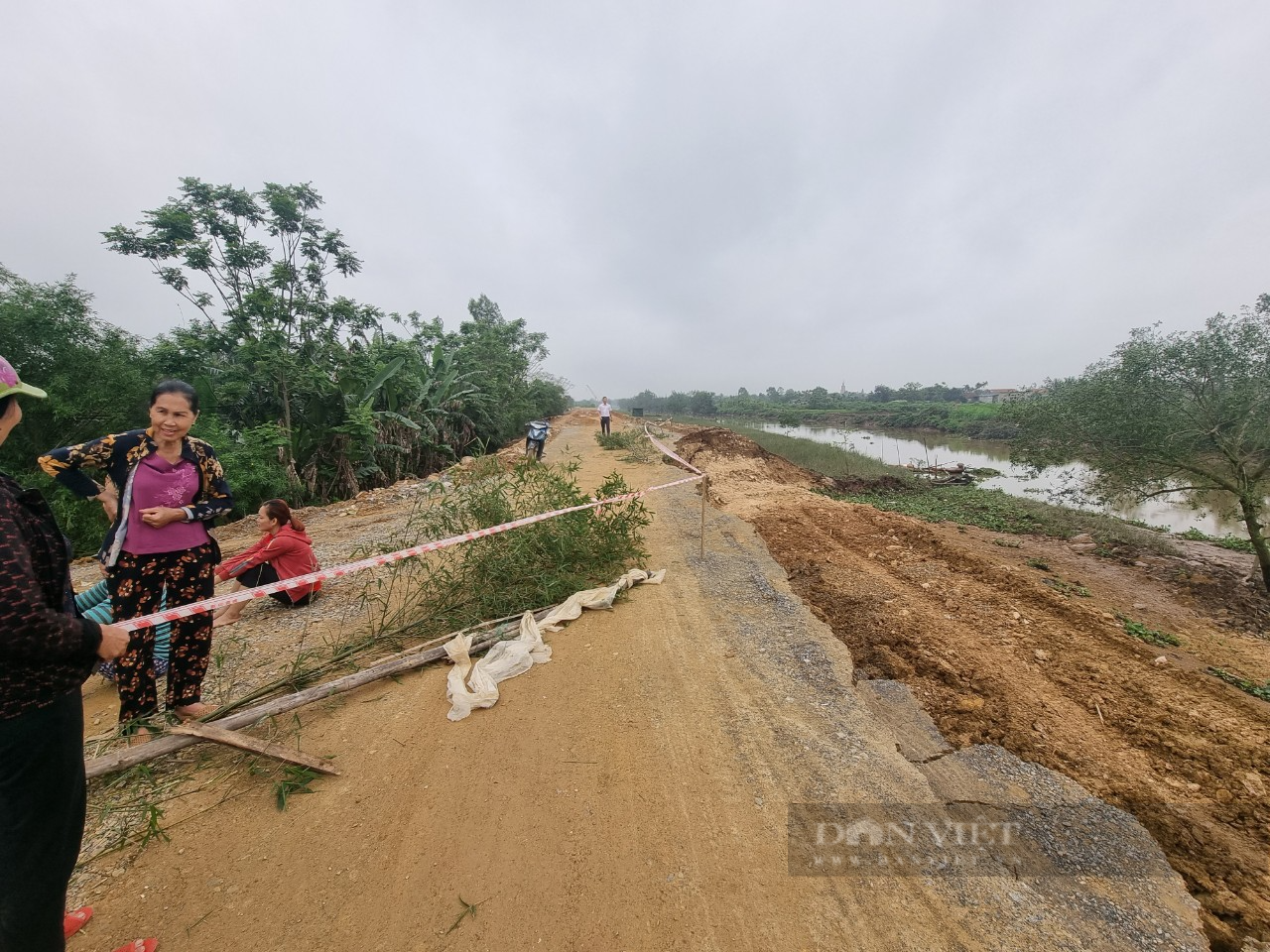 Thanh Hoá: Đê đang thi công thì sạt lở - Ảnh 3.