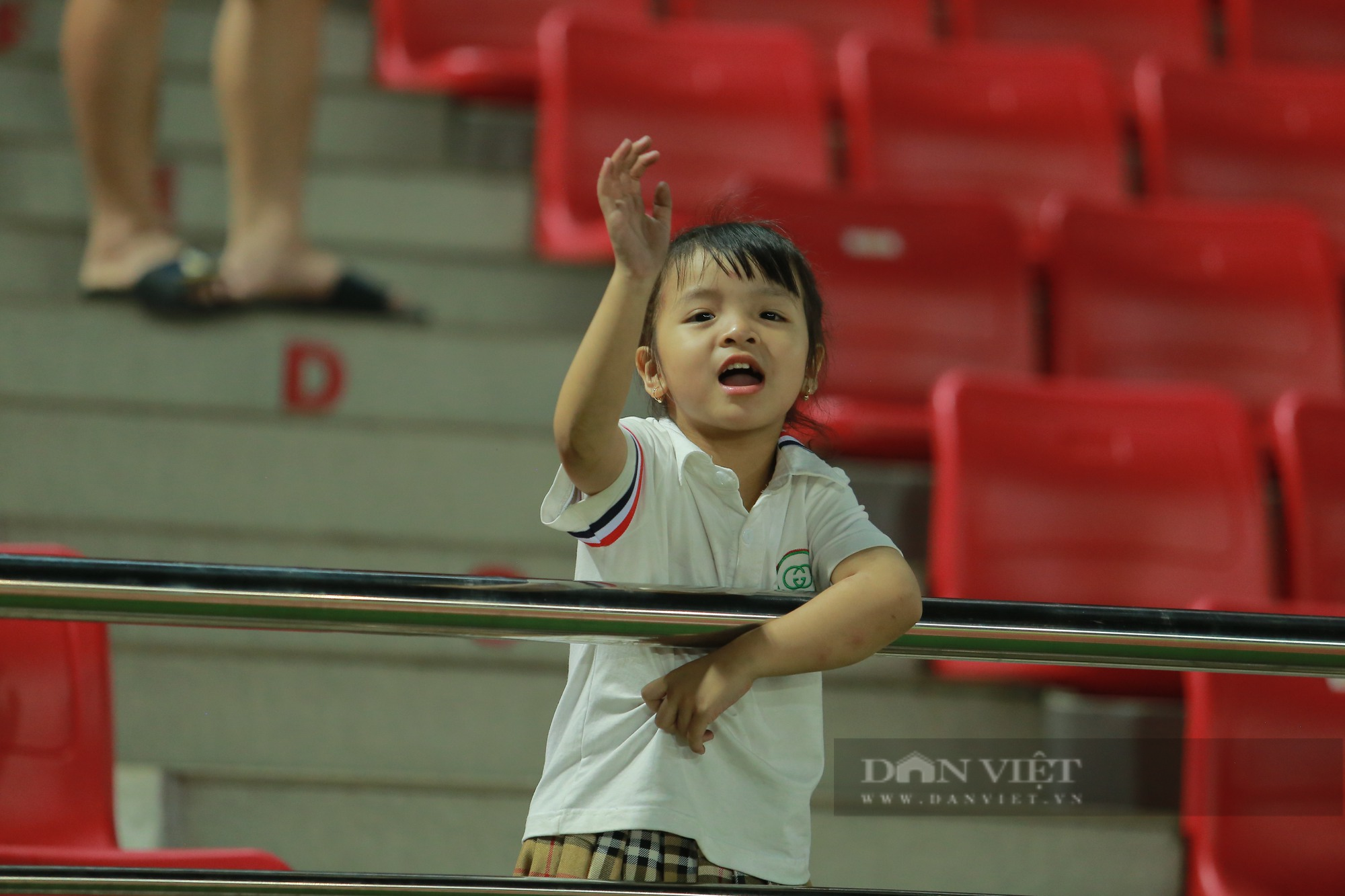 Trung vệ Bùi Tiến Dũng âu yếm con gái sau trận hoà Hải Phòng FC - Ảnh 3.