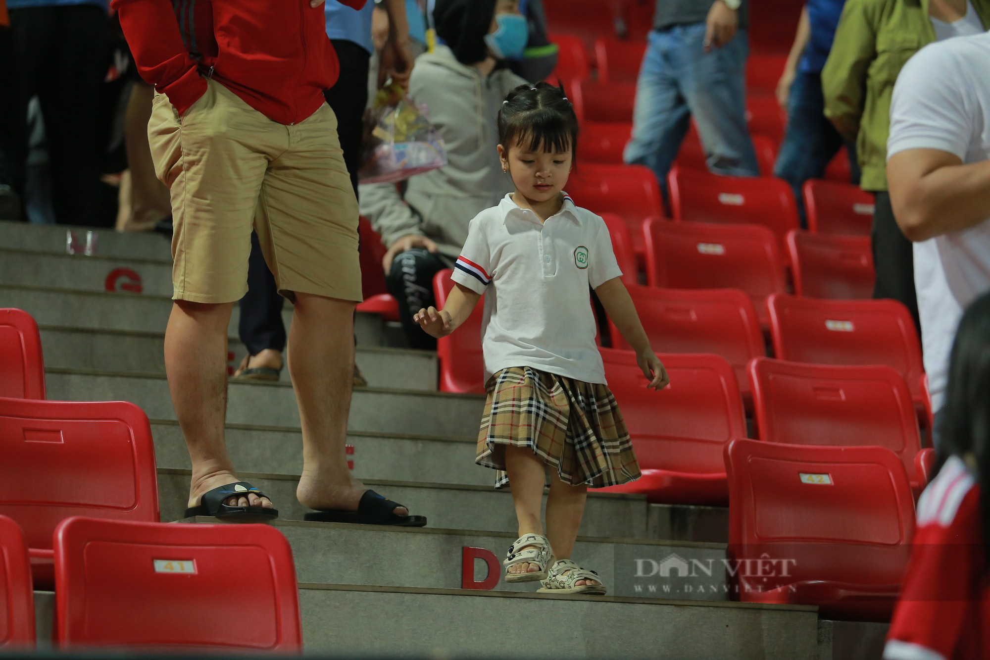 Trung vệ Bùi Tiến Dũng âu yếm con gái sau trận hoà Hải Phòng FC - Ảnh 4.