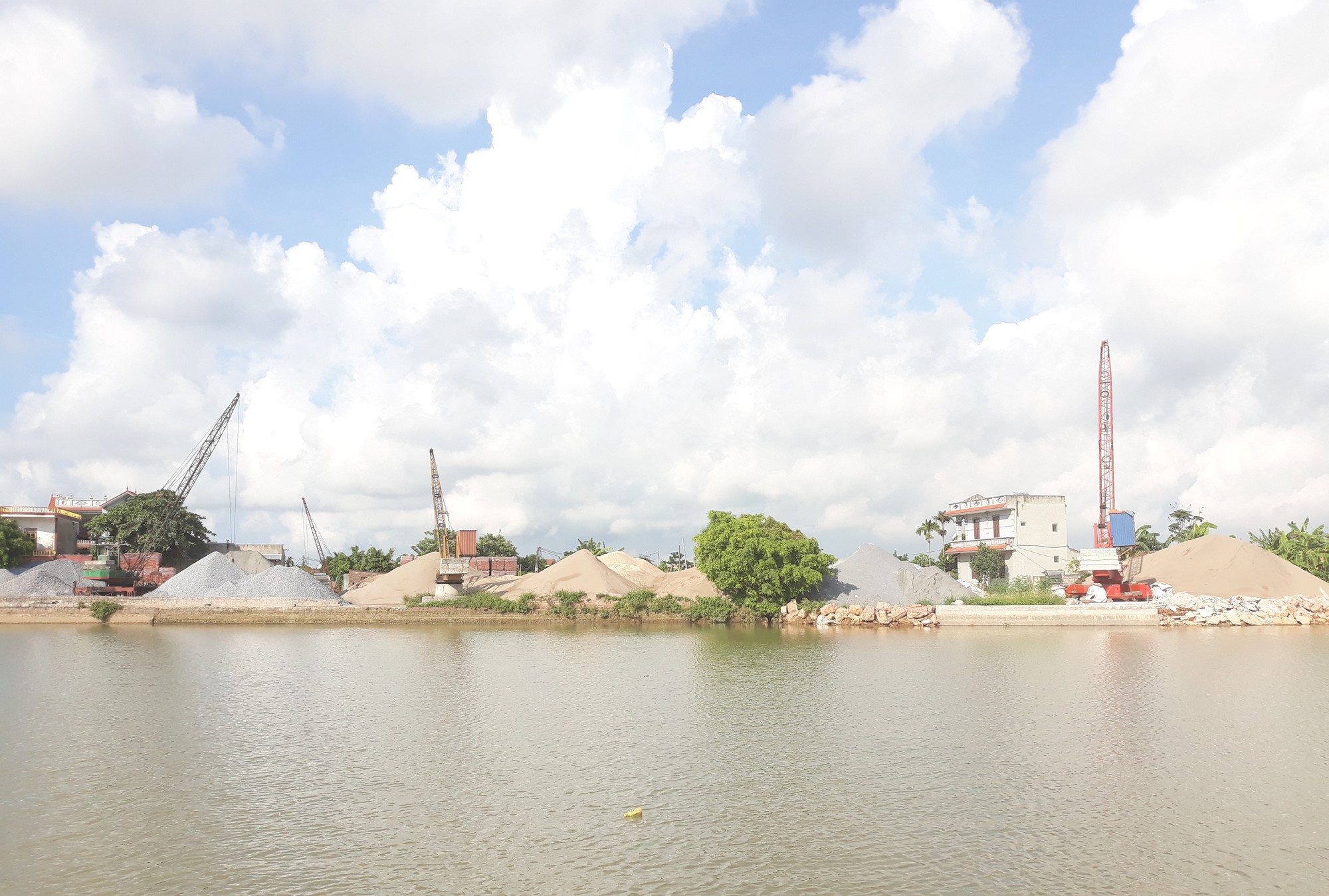 Lãnh đạo tỉnh Nam Định yêu cầu xử lý dứt điểm các vi phạm đê điều trước mùa mưa bão - Ảnh 1.