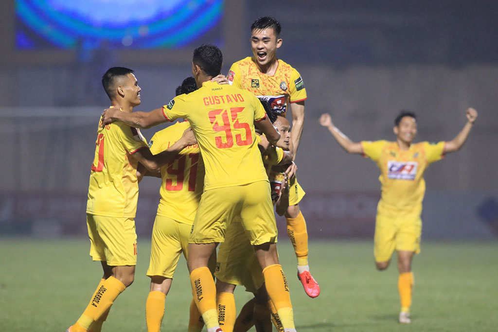 Hạ CLB TP.HCM 5-3, Đông Á Thanh Hoá vươn lên dẫn đầu V.League - Ảnh 1.