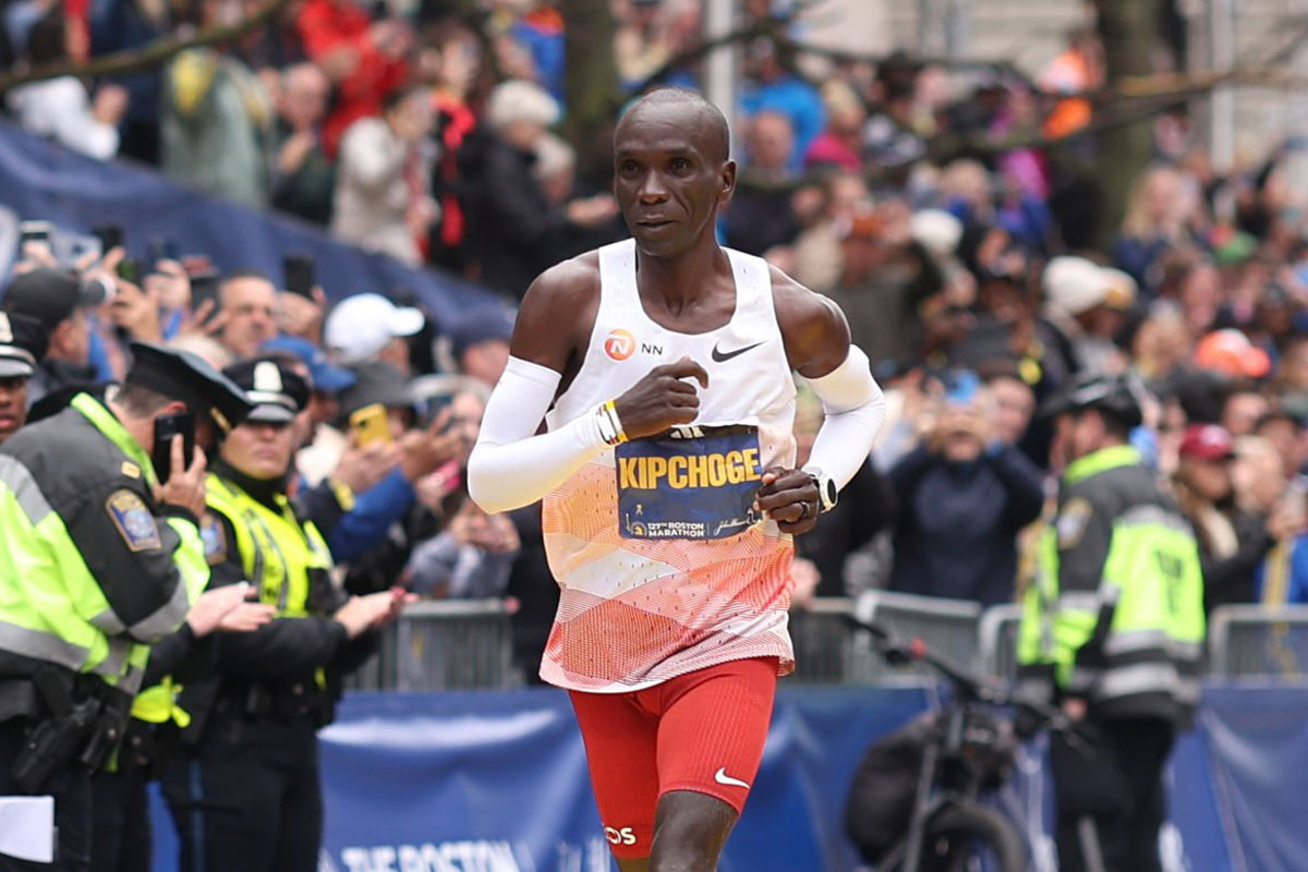 Eliud Kipchoge cán đích ở vị trí thứ 6 cuộc thi Marathon Boston 2023 - Ảnh 1.