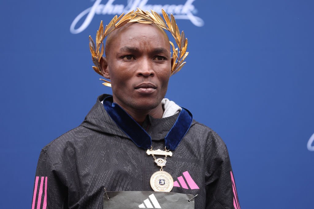 Eliud Kipchoge cán đích ở vị trí thứ 6 cuộc thi Marathon Boston 2023 - Ảnh 2.