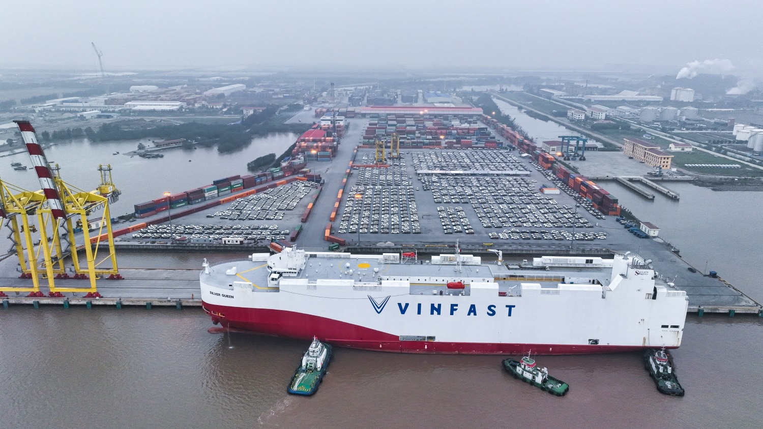 VinFast của tỷ phú Phạm Nhật Vượng xuất khẩu gần 1.900 xe VF 8 đi Mỹ và Canada - Ảnh 1.