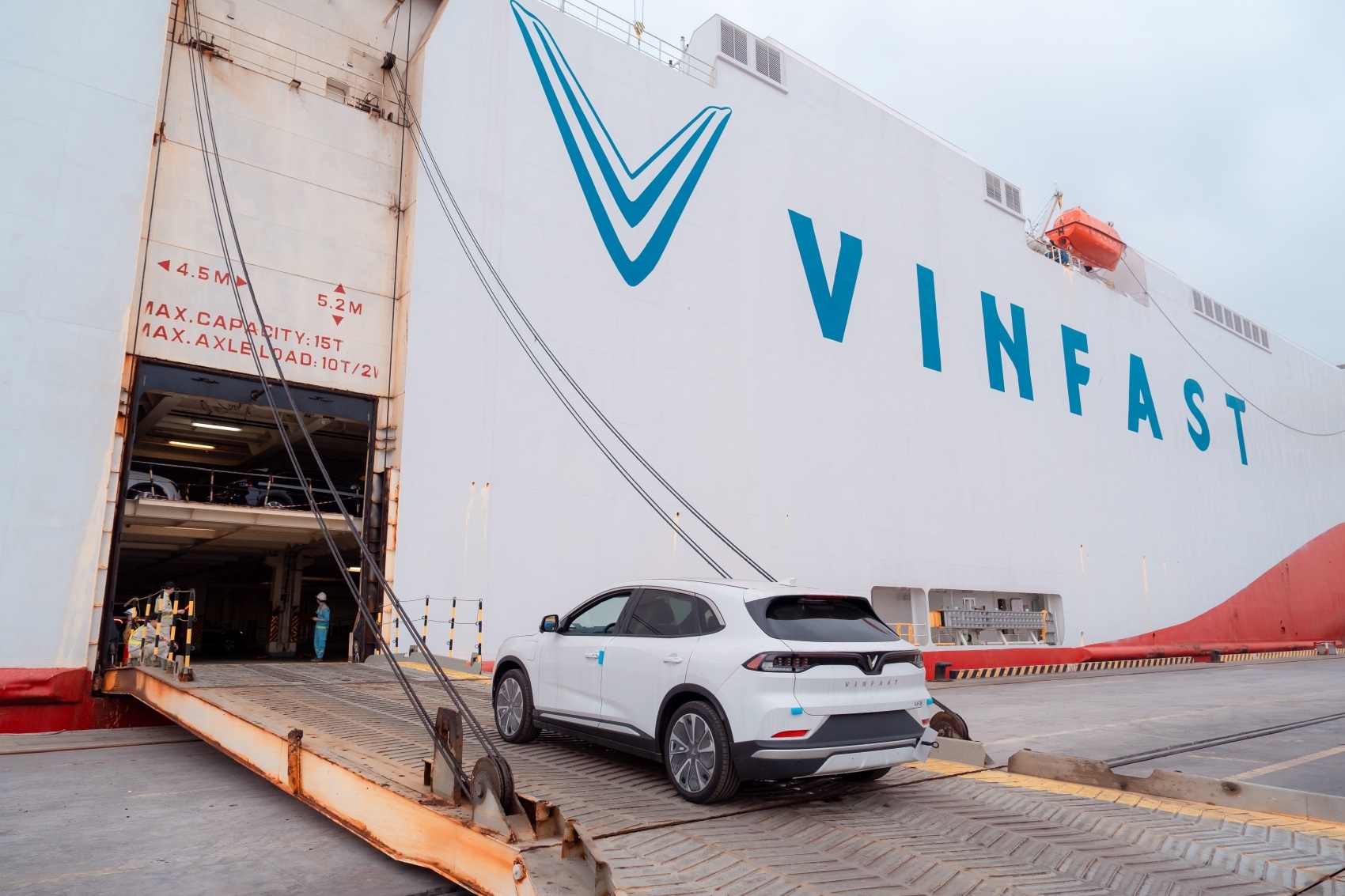 VinFast của tỷ phú Phạm Nhật Vượng xuất khẩu gần 1.900 xe VF 8 đi Mỹ và Canada - Ảnh 3.