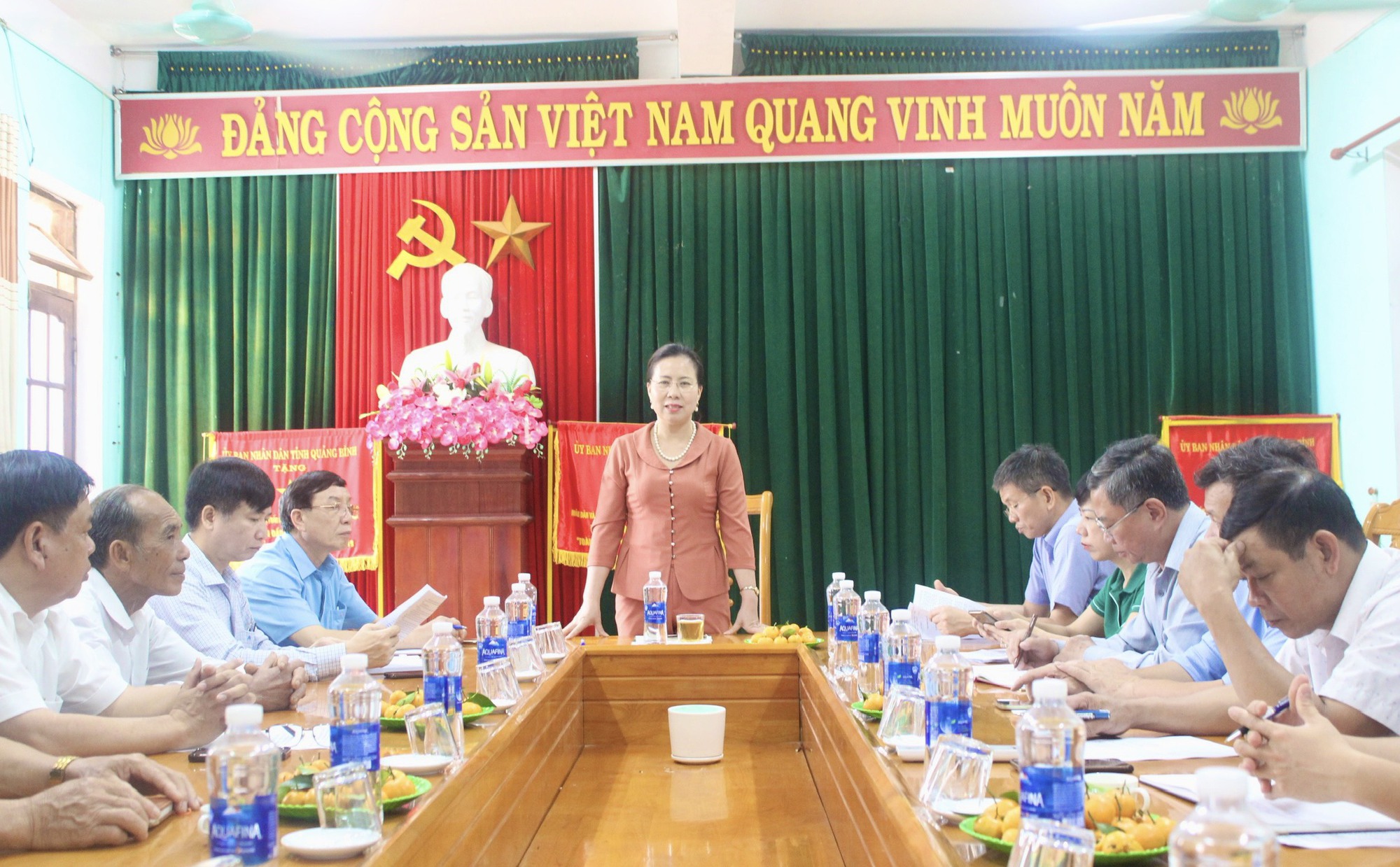Phó Chủ tịch TƯ Hội NDVN Bùi Thị Thơm ấn tượng với mô hình cây ăn quả ở Quảng Bình- Ảnh 5.