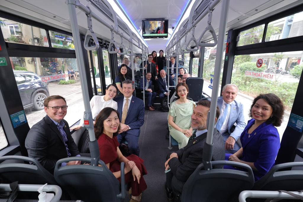Bộ trưởng Thương mại Australia khám phá Hà Nội bằng xe bus điện - Ảnh 2.