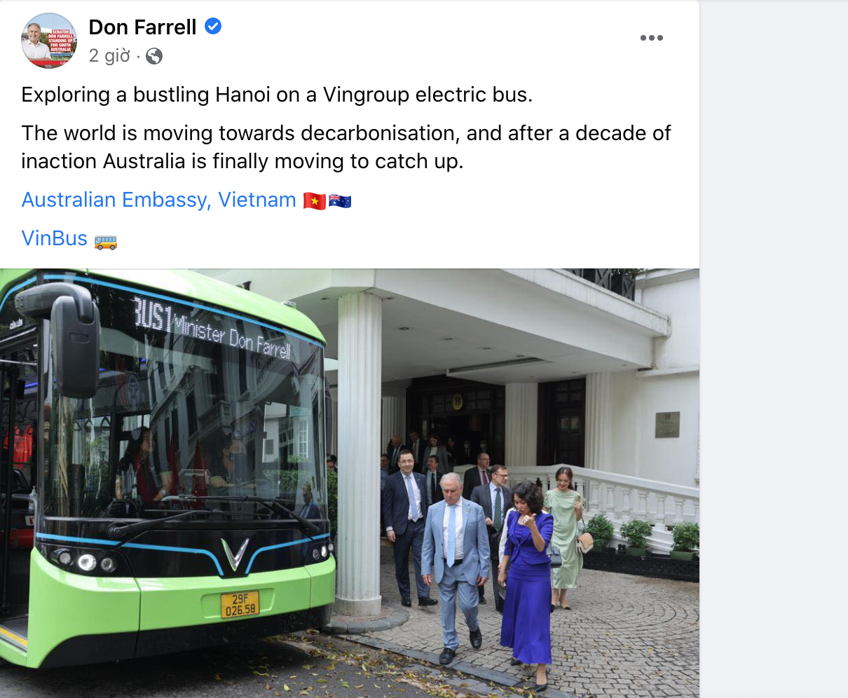 Bộ trưởng Thương mại Australia khám phá Hà Nội bằng xe bus điện - Ảnh 1.