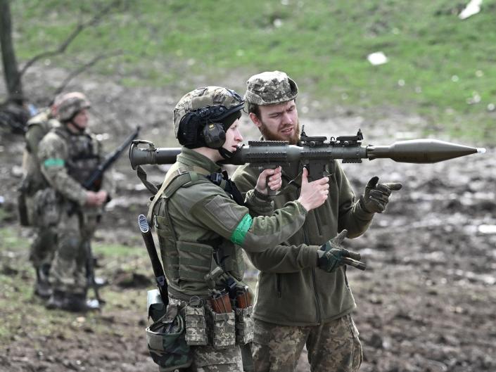 Bất ngờ cách Phương Tây dạy lính Ukraine dùng vũ khí tấn công Nga - Ảnh 1.