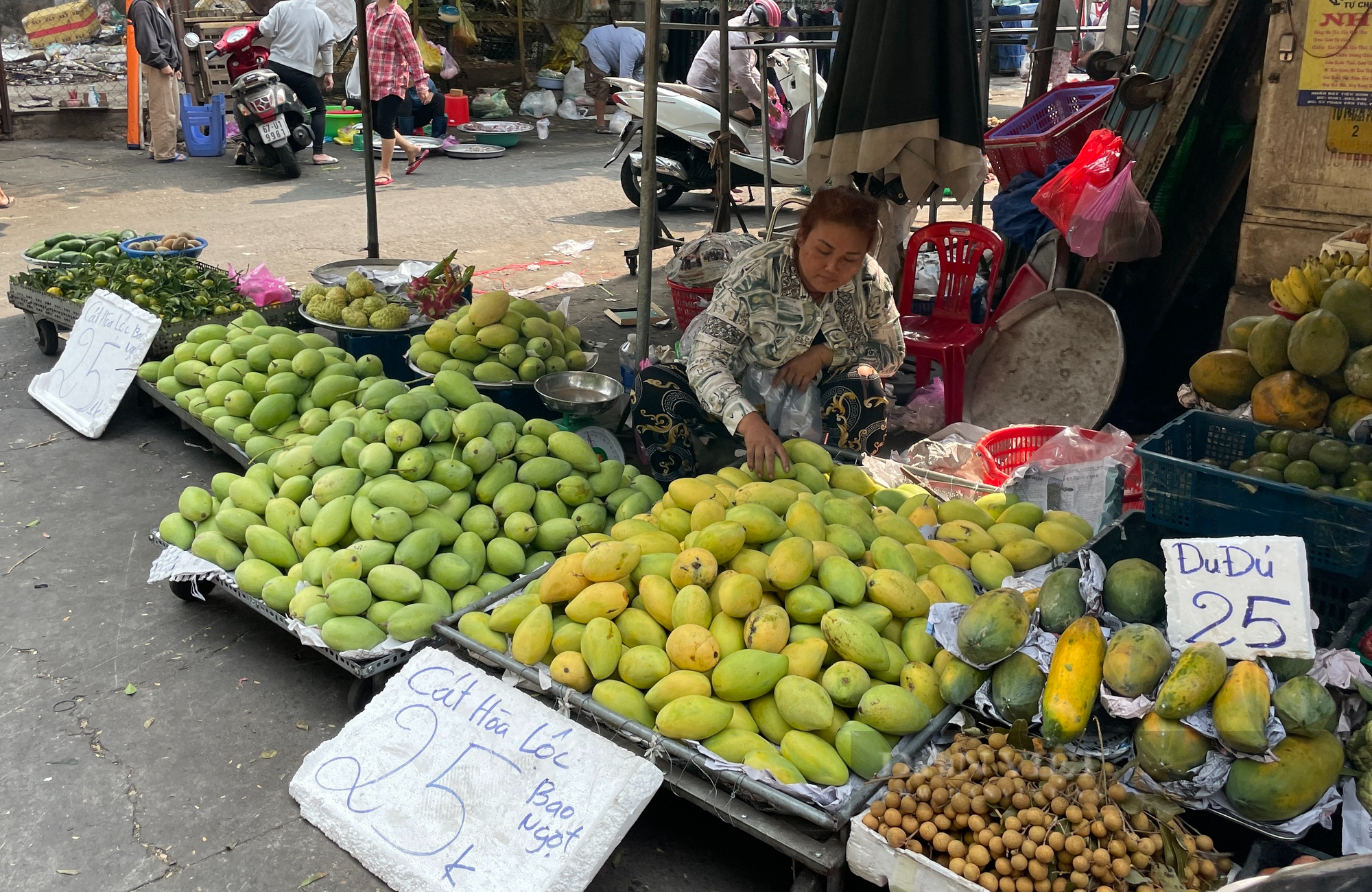 Xoài cát Hòa Lộc đầy chợ, giá rẻ chưa từng thấy đến nỗi người bán cũng hết hồn - Ảnh 1.