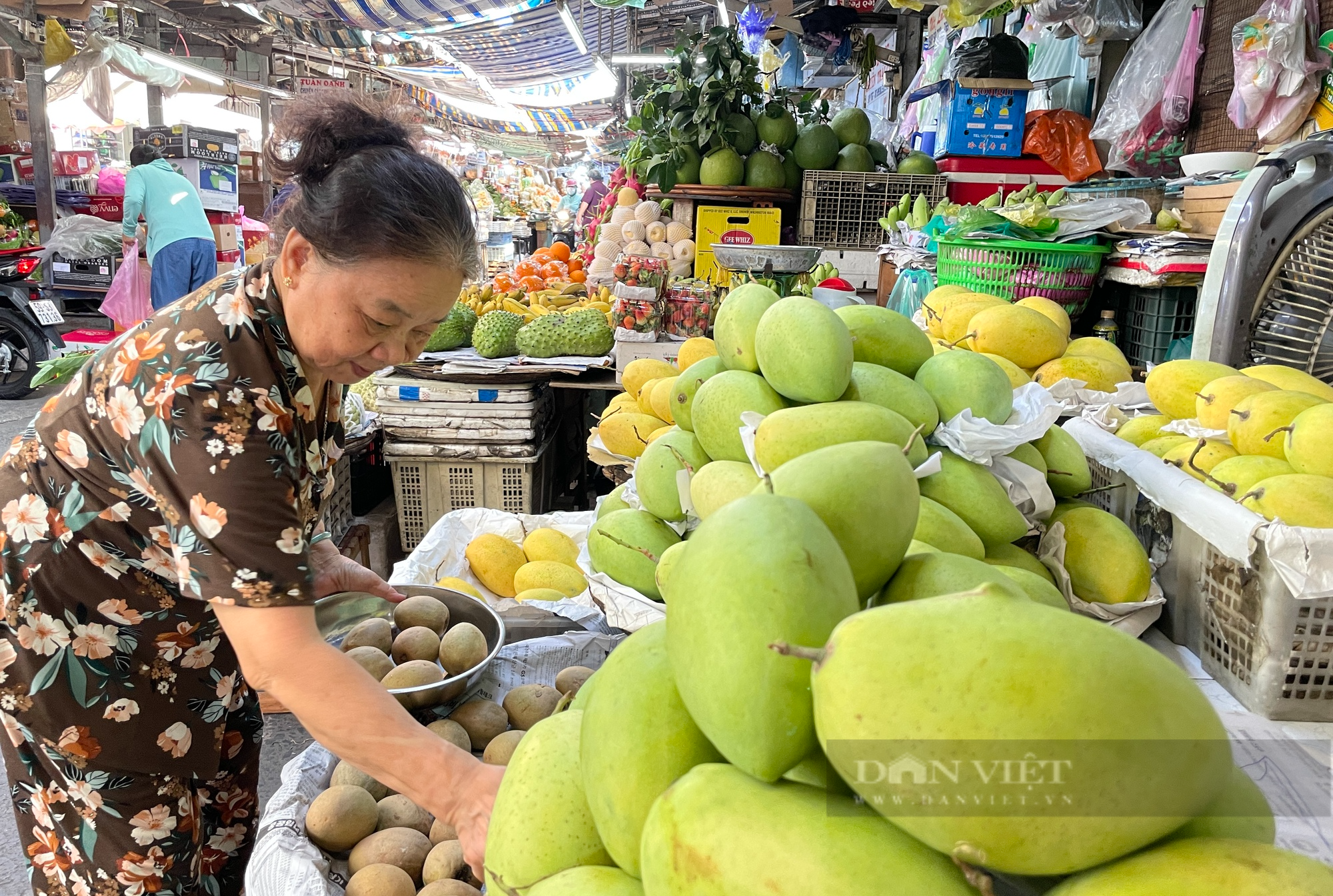 Xoài cát Hòa Lộc đầy chợ, giá rẻ chưa từng thấy đến nỗi người bán cũng hết hồn - Ảnh 3.