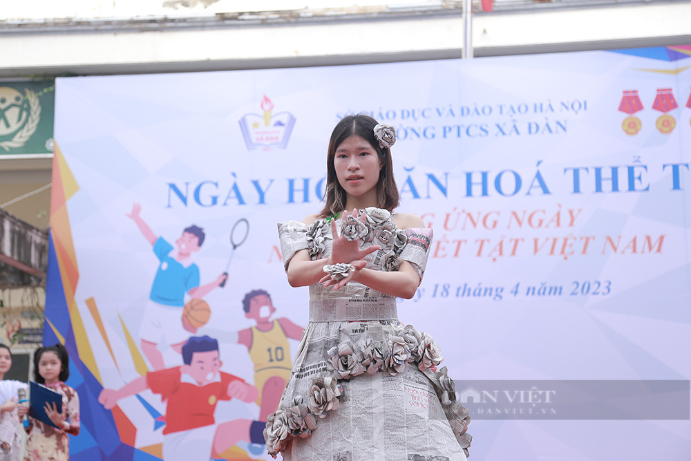 Học sinh ngôi trường đặc biệt nhất Hà Nội thiết kế trang phục tái chế khiến ai cũng bất ngờ - Ảnh 2.