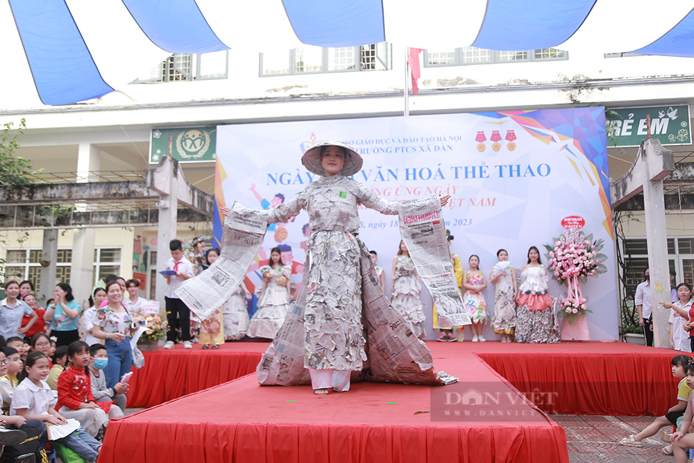 Học sinh ngôi trường đặc biệt nhất Hà Nội thiết kế trang phục tái chế khiến ai cũng bất ngờ - Ảnh 9.