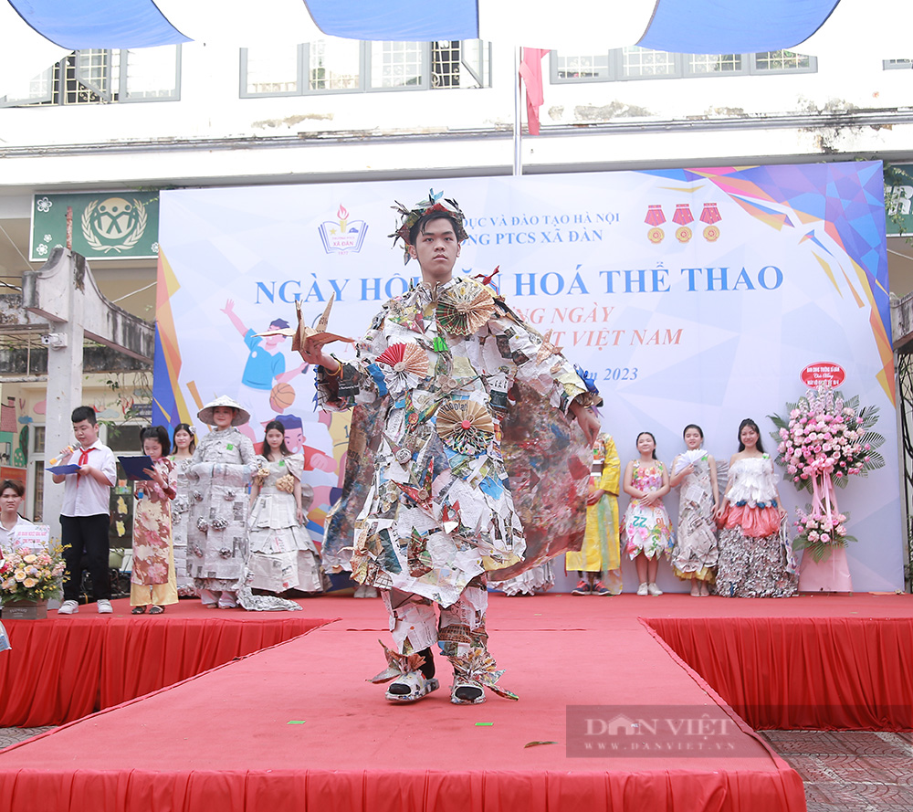 Học sinh ngôi trường đặc biệt nhất Hà Nội thiết kế trang phục tái chế khiến ai cũng bất ngờ - Ảnh 10.