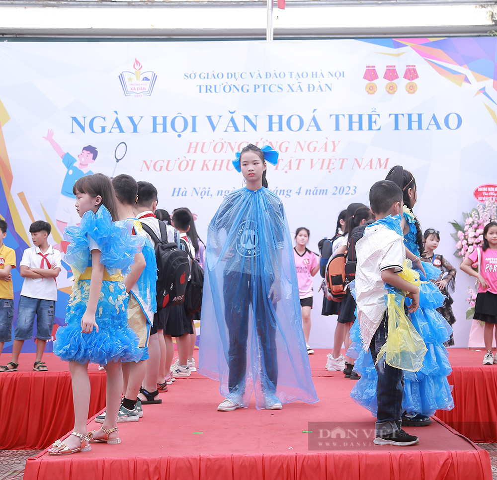 Học sinh ngôi trường đặc biệt nhất Hà Nội thiết kế trang phục tái chế khiến ai cũng bất ngờ - Ảnh 13.