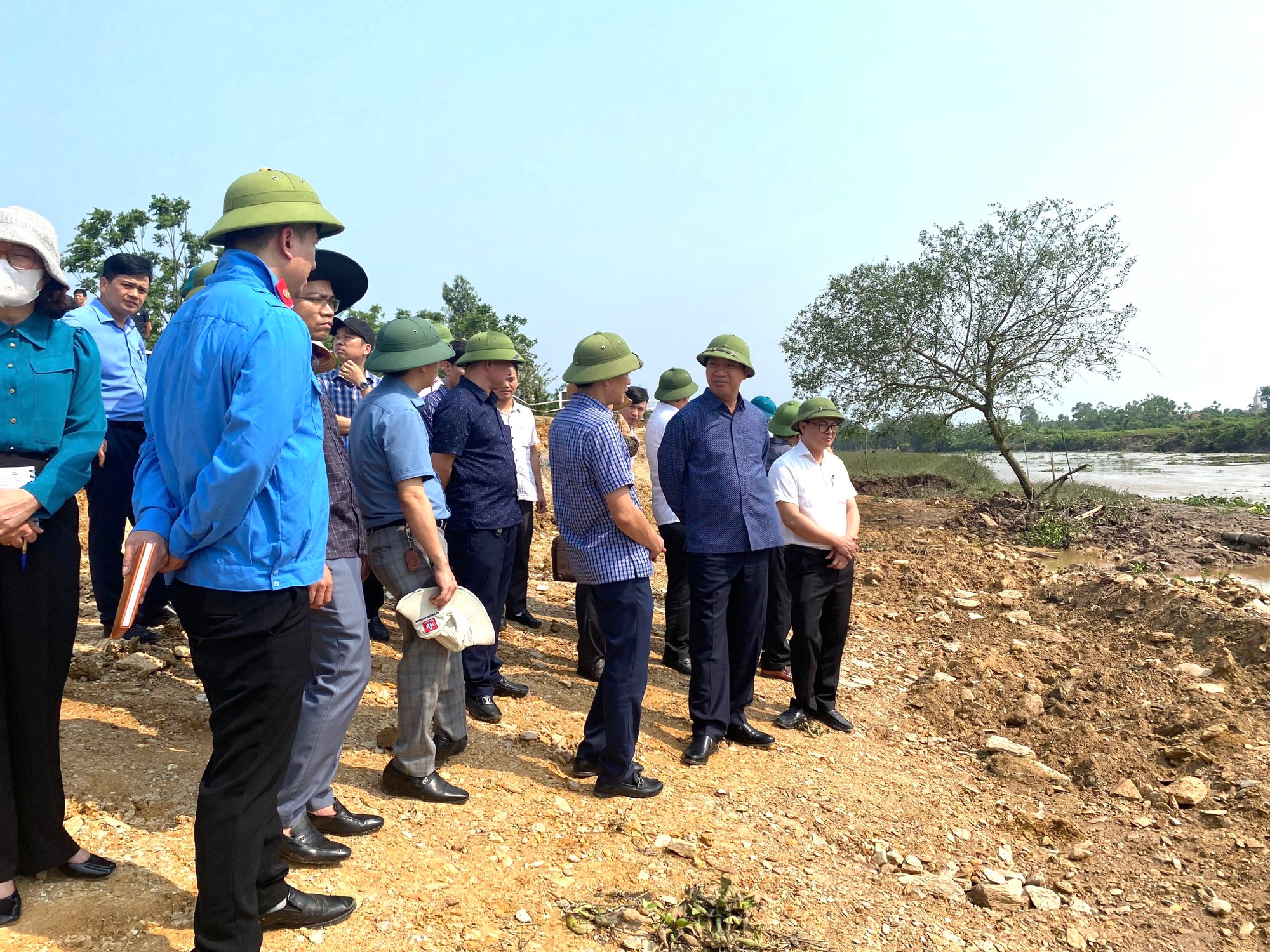 Doanh nghiệp đang thi công dự án, đê tả sông Càn: PCT tỉnh Thanh Hoá chỉ đạo khắc phục sự cố, hỗ trợ dân - Ảnh 1.