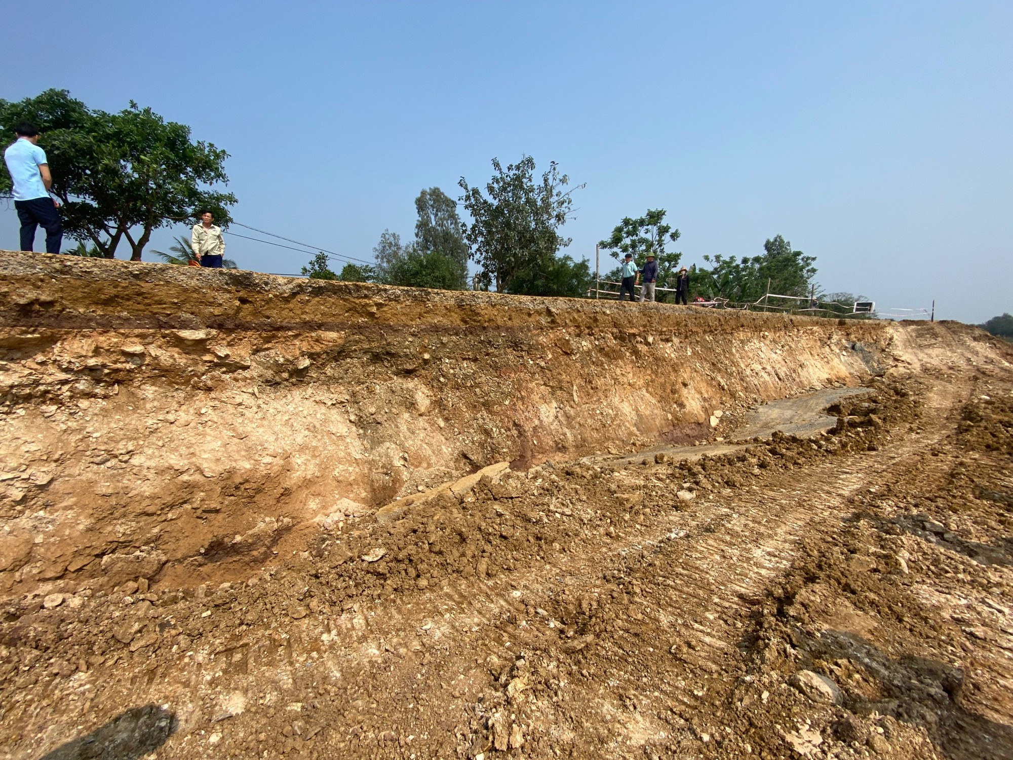 Doanh nghiệp đang thi công dự án, đê tả sông Càn: PCT tỉnh Thanh Hoá chỉ đạo khắc phục sự cố, hỗ trợ dân - Ảnh 2.
