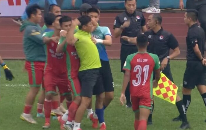 Gây ra quả penalty, tiền vệ U23 Việt Nam bị... &quot;đuổi&quot; khỏi CLB - Ảnh 1.