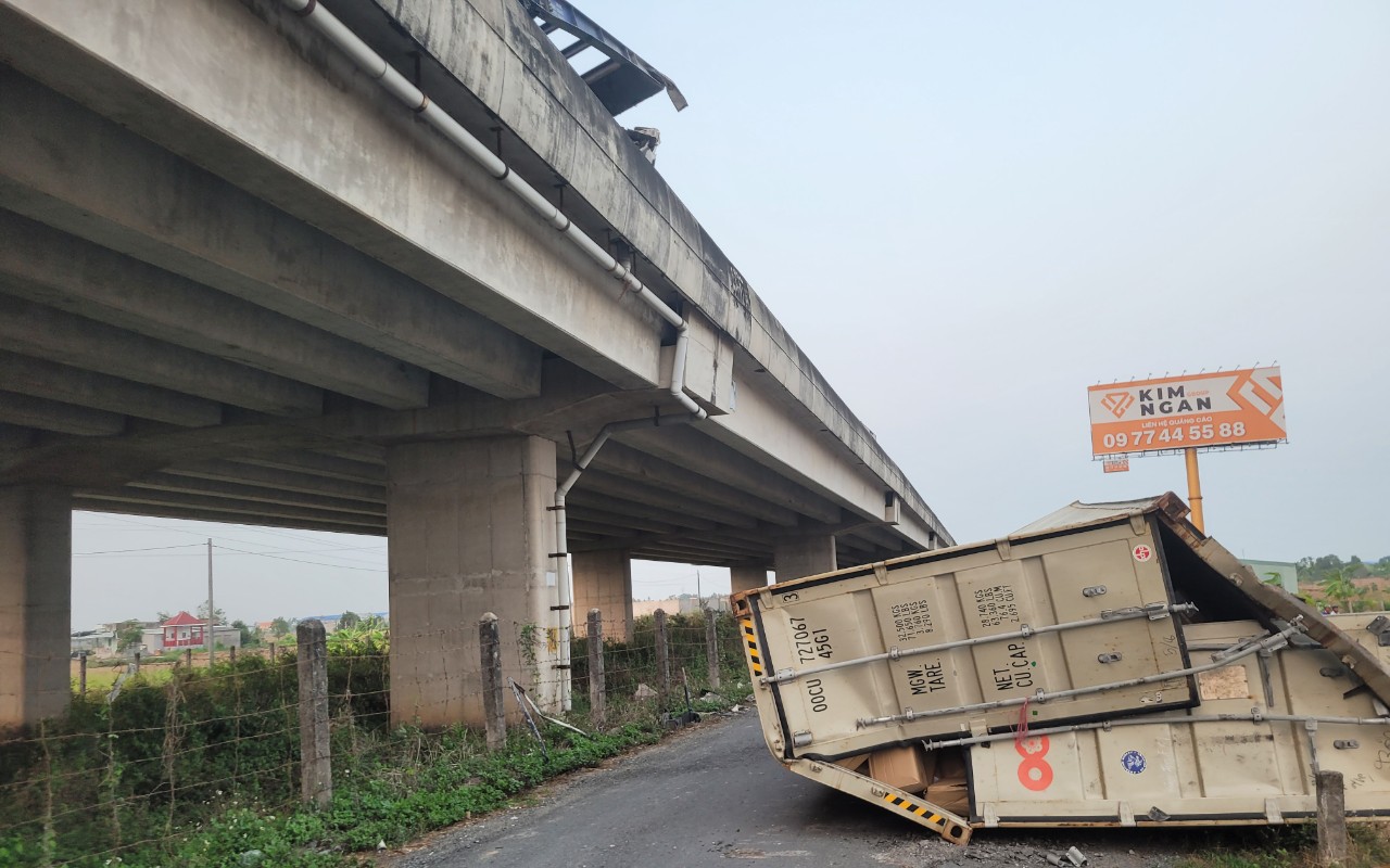 Xe container gặp tai nạn trên cao tốc Trung Lương-TP.HCM, thùng xe rơi từ độ cao 15m 