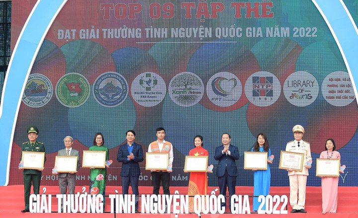 Tiếp sức cho học sinh hoàn cảnh khó khăn tiếp tục đến trường - Ảnh 2.