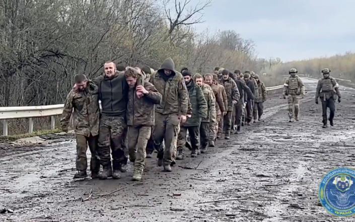 Lính đánh thuê Wagner nói gì với tù binh Ukraine trước khi thả khiến họ rùng mình? - Ảnh 1.