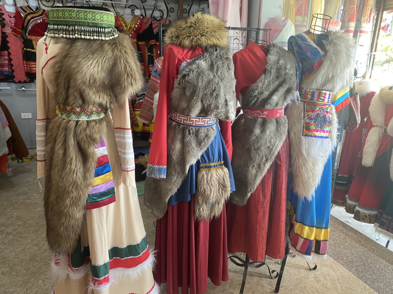 Sa Pa: Ngập tràn trang phục Mông Cổ check-in khu du lịch Cát Cát - Ảnh 3.