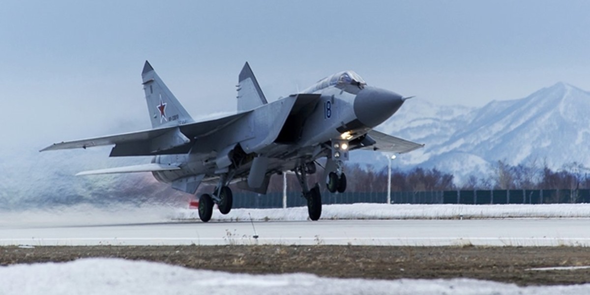 Hoạt động của tiêm kích MiG-31 Nga trên bầu trời Thái Bình Dương khiến phương Tây &quot;lạnh gáy&quot; - Ảnh 10.