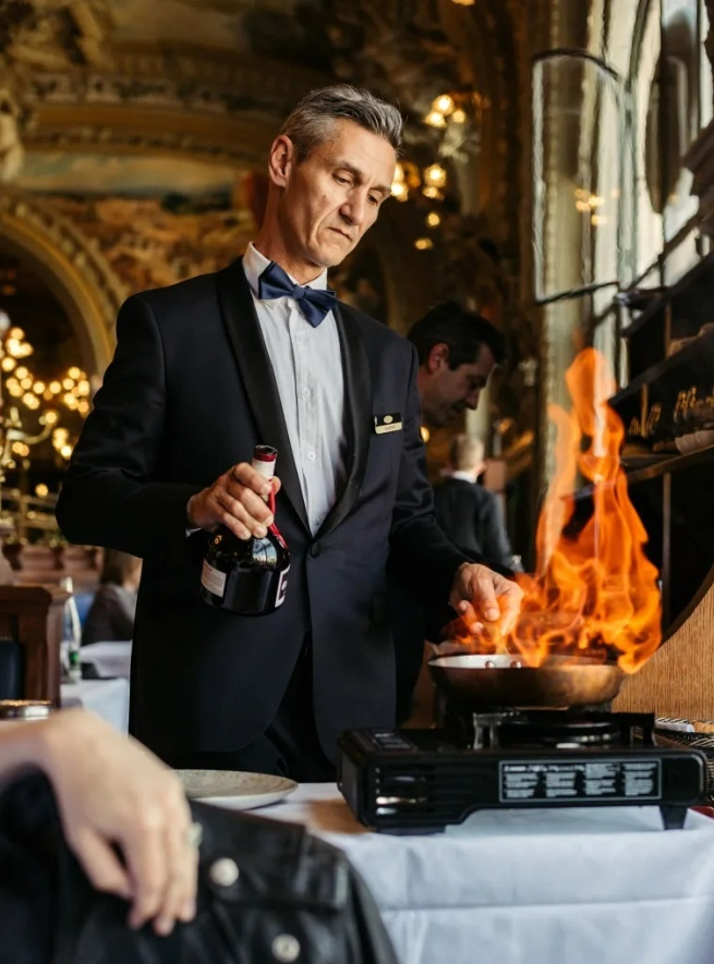 Choáng ngợp với nhà hàng hơn 120 tuổi như cung điện ở Paris - Ảnh 11.