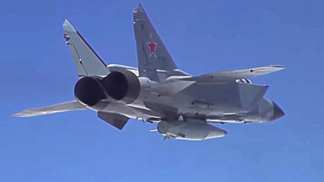 Hoạt động của tiêm kích MiG-31 Nga trên bầu trời Thái Bình Dương khiến phương Tây &quot;lạnh gáy&quot; - Ảnh 11.