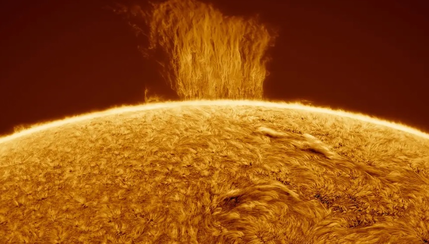 Dòng thác plasma đổ xuống Mặt Trời cao gấp 8 lần Trái Đất - Ảnh 1.