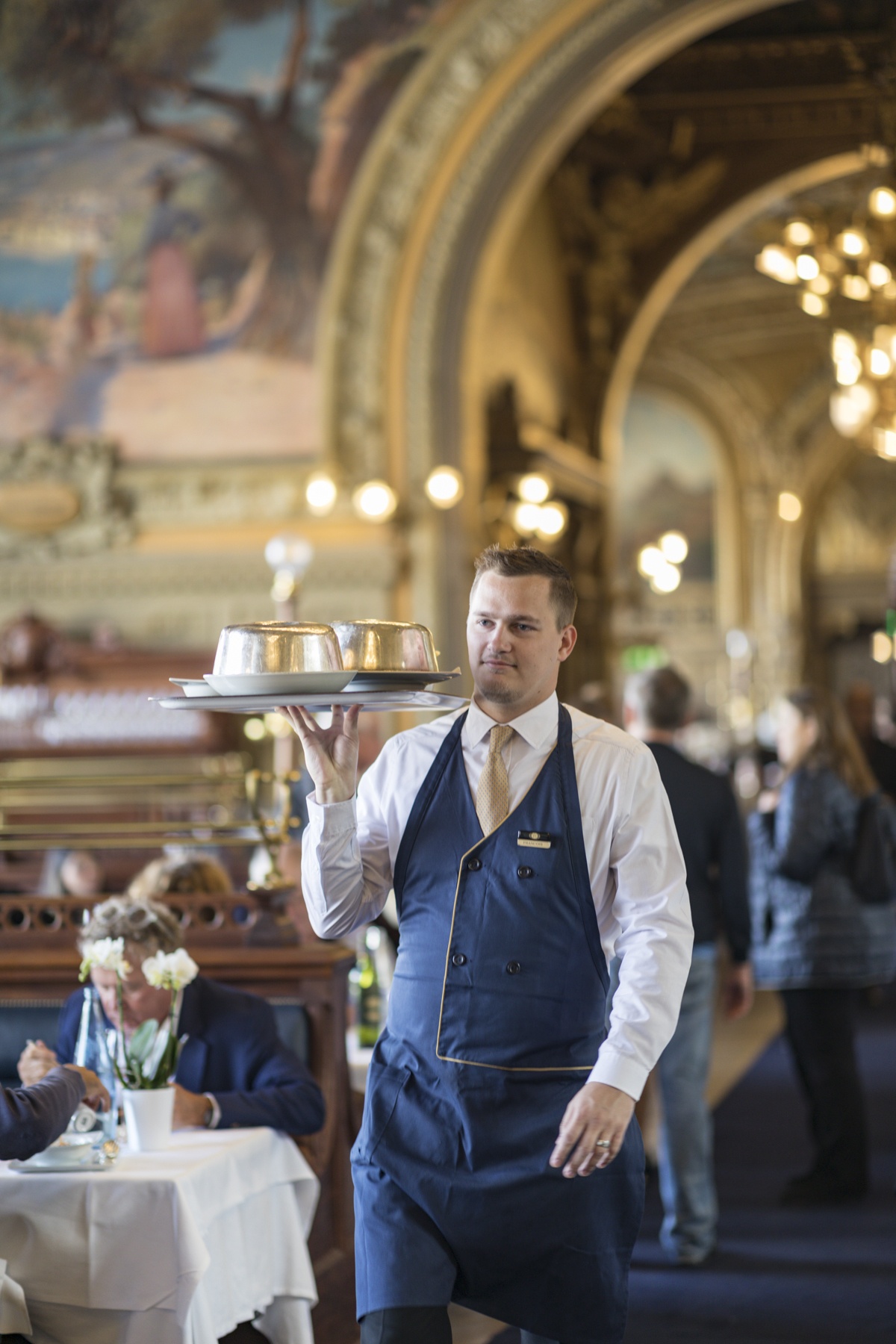 Choáng ngợp với nhà hàng hơn 120 tuổi như cung điện ở Paris - Ảnh 2.