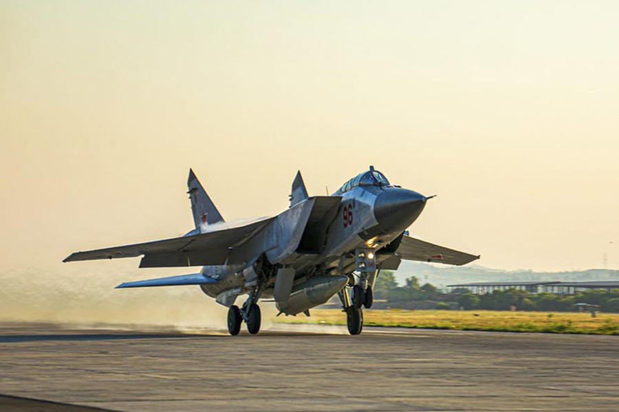 Hoạt động của tiêm kích MiG-31 Nga trên bầu trời Thái Bình Dương khiến phương Tây &quot;lạnh gáy&quot; - Ảnh 9.