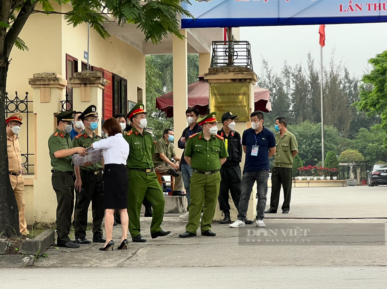 Những hình ảnh đầu tiên vụ xét xử cựu Chủ tịch UBND TP.Hạ Long Phạm Hồng Hà - Ảnh 2.